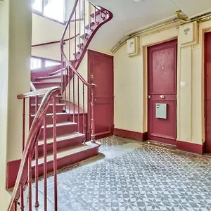 https://studio-sur-les-toits-parisiens.fr-paris.fr
